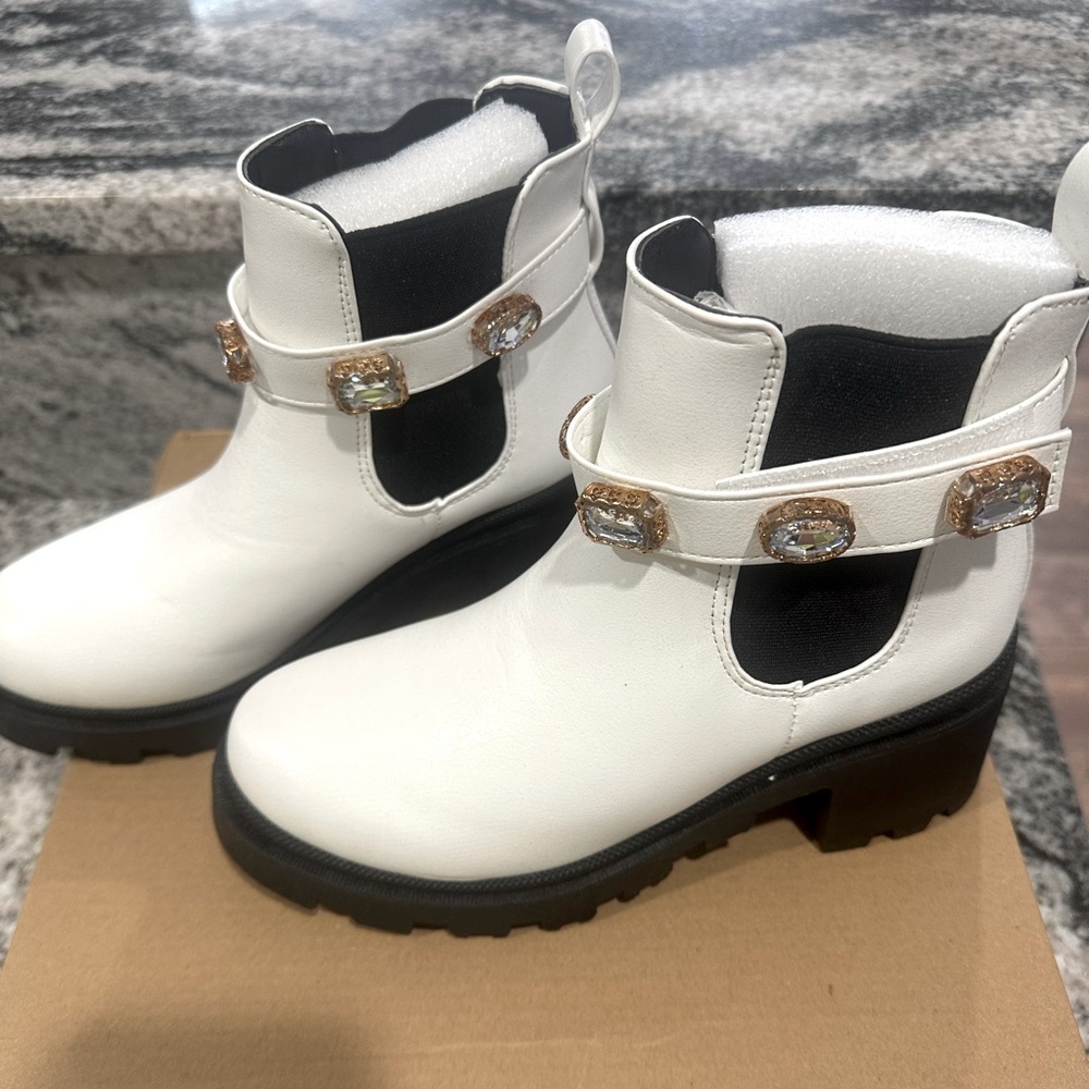 Sugar Women's Favorite Mid Calf Chunky Heel Lace Up Fashion Boots White 6 M